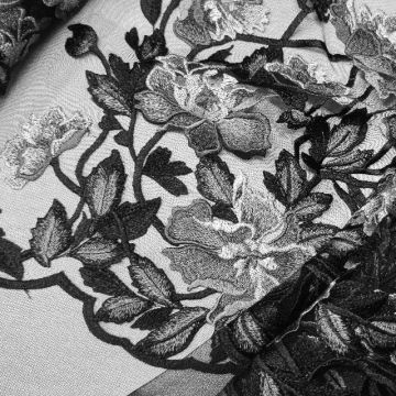 ф4664 Серебряные плетистые розы на черной сетке (100% п/эстер).
