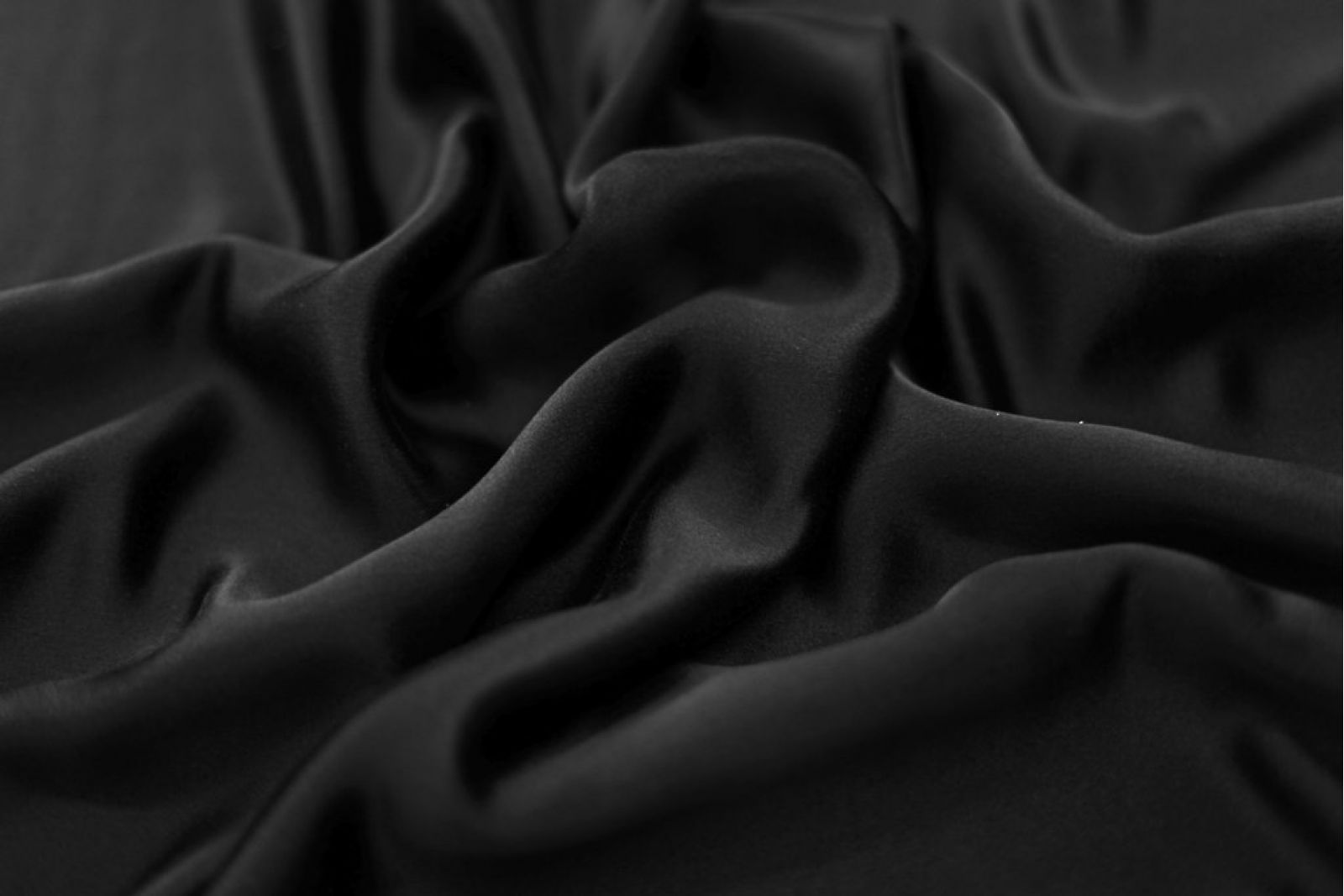 Плотная черная ткань