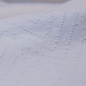 Белое шитье с зигзагами (100% хлопок). 