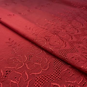 Ярко-красное шитье с клубничинами и высоким бордюром (65%хлопок 35%п/эстер). Тайланд