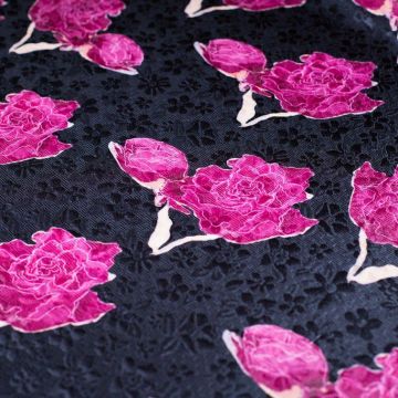 Малиновые розы с дочками на черном жаккарде (65% хл35% ацетат). 