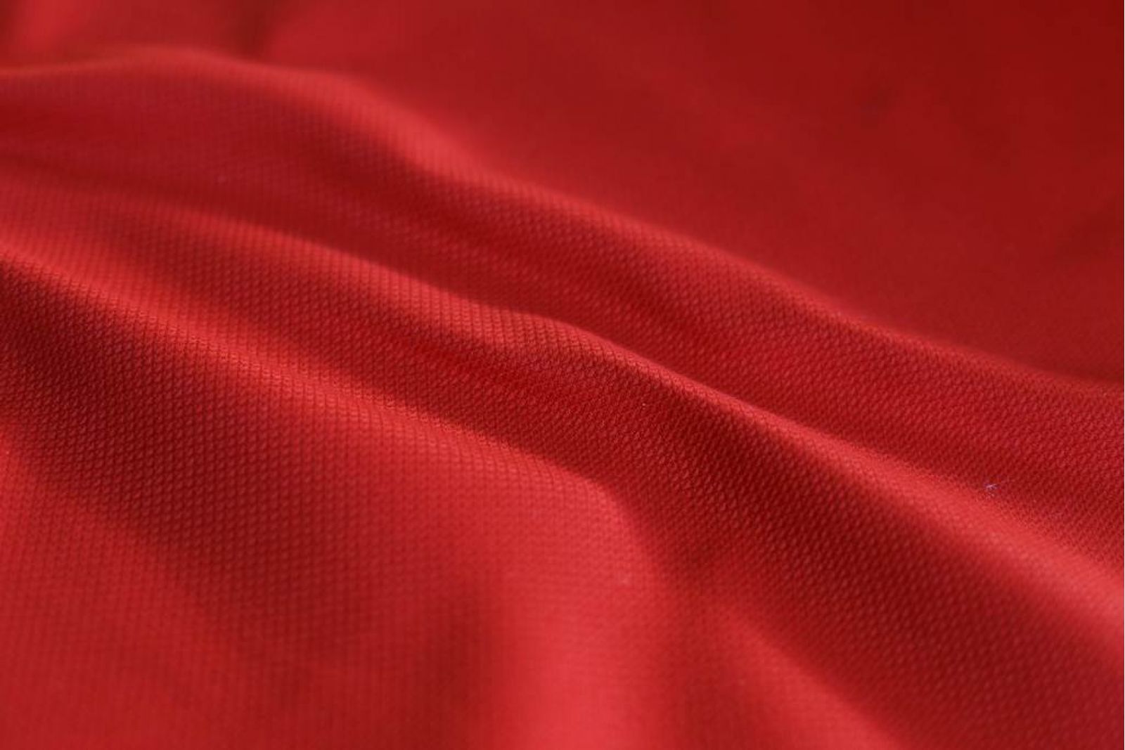 Хлопок красный купить. Красная костюмная ткань. Красивые ткани. Ткань пике красная. Костюмная ткань красно белая.