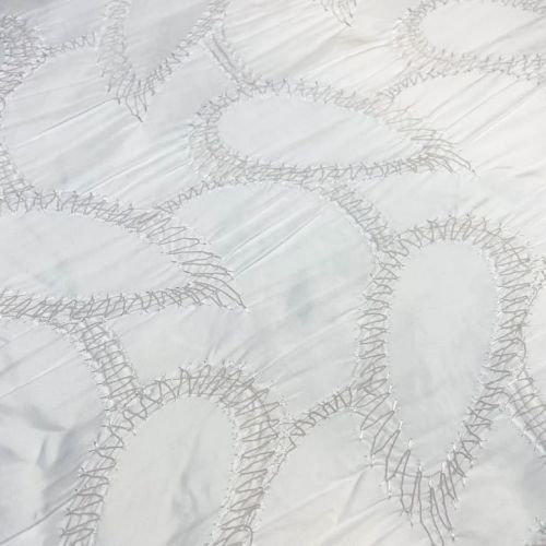 аба0014 Белая плащевая ткань с вышивкой (100% полиэстер). Италия.